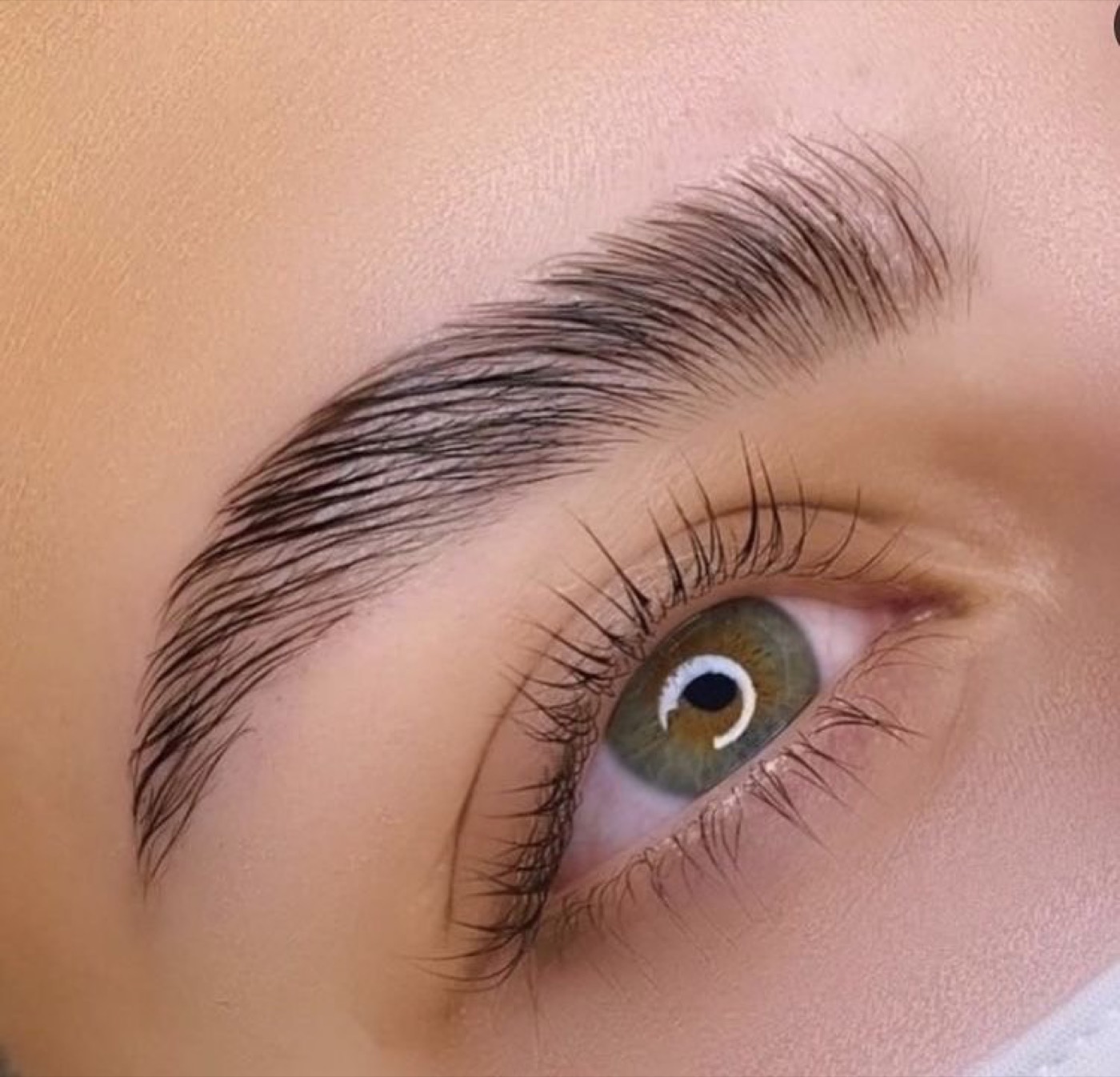 Sie träumen von perfekten Wimpern und Augenbrauen? Ich mache es möglich!